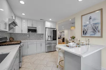 98 Belmont Circle, Syosset, NY 11791 - Photo 10