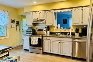 195 Maple St, Medford, NY 11763 - Photo 4