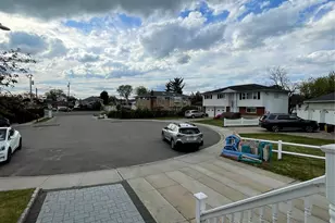 5 Jeffrey Ct, Syosset, NY 11791 - Photo 2
