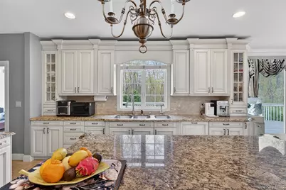 23 Greenwich Avenue, Woodbury, NY 10917 - Photo 12
