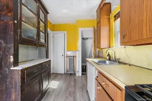 9322 245th St, Floral Park, NY 11001 - Photo 16