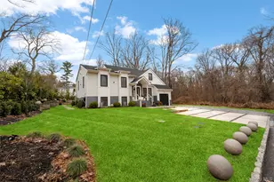 2 Hewlett Pl, Great Neck, NY 11024 - Photo 2
