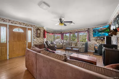 25 Bolton Street, Lindenhurst, NY 11757 - Photo 16