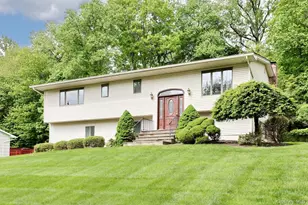 8 Medford Pl, Nanuet, NY 10954 - Photo 2