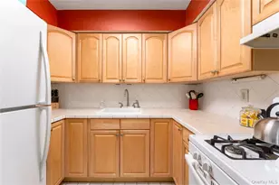 28 Bailey Ct, Middle Island, NY 11953 - Photo 8