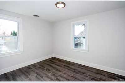 10 Ohio Avenue, Port Washington, NY 11050 - Photo 16