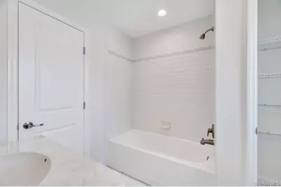 18 Hearthstone Court, Farmingdale, NY 11735 - Photo 16