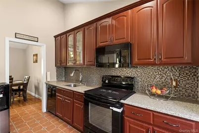 346 Avenue C, Ronkonkoma, NY 11779 - Photo 8