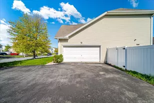 2723 Colonial Dr, New Windsor, NY 12553 - Photo 4