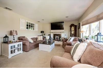 37 Wellesley Lane, Hicksville, NY 11801 - Photo 2