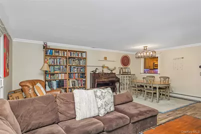 27 Stratford Green, Farmingdale, NY 11735 - Photo 18