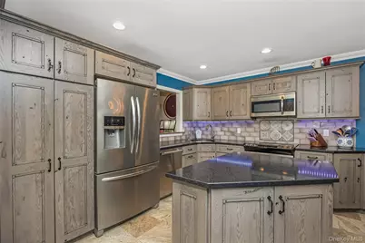 27 Stratford Green, Farmingdale, NY 11735 - Photo 8