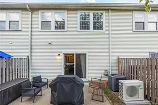 27 Stratford Green, Farmingdale, NY 11735 - Photo 4