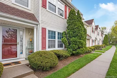 27 Stratford Green, Farmingdale, NY 11735 - Photo 2