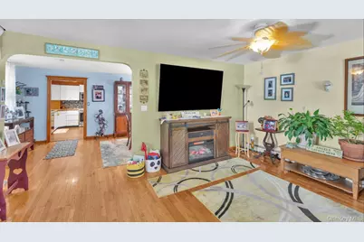 93 Grant Avenue, Farmingdale, NY 11735 - Photo 6