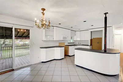 256 Vanderbilt Avenue, Brentwood, NY 11717 - Photo 8