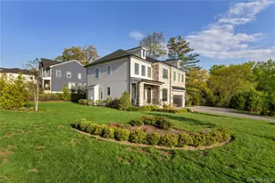 1 Sequoia Cir, Manhasset, NY 11030 - Photo 2