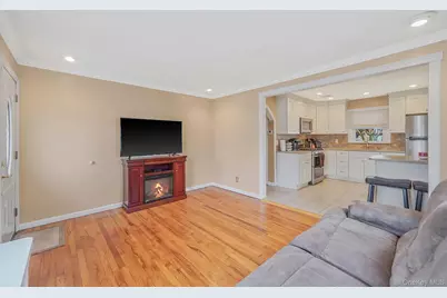 15 Glenda Drive, West Babylon, NY 11704 - Photo 6
