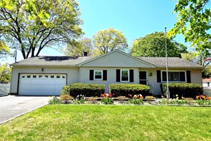 2758 N Cedar Ave, Ronkonkoma, NY 11779 - Photo 2