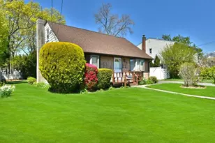 118 Park Ln, Massapequa, NY 11758 - Photo 2