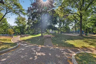 28 Linden St, Great Neck, NY 11021 - Photo 20