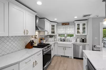 10 Oak Brook Lane, Merrick, NY 11566 - Photo 8