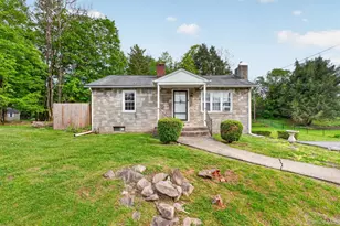 17 Holt Rd, Hyde Park, NY 12538 - Photo 2