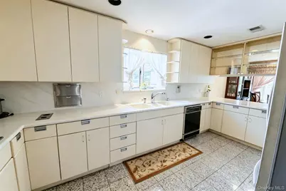 7130 165th Street, Fresh Meadows, NY 11365 - Photo 6