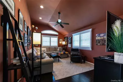 545 Spruce Avenue, Sayville, NY 11782 - Photo 8