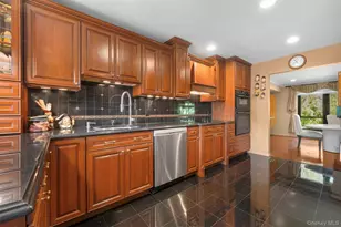 25 Windsor Gate Dr, North Hills, NY 11040 - Photo 16