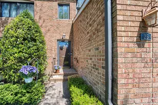 25 Windsor Gate Dr, North Hills, NY 11040 - Photo 2
