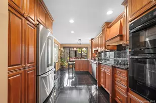 25 Windsor Gate Dr, North Hills, NY 11040 - Photo 14