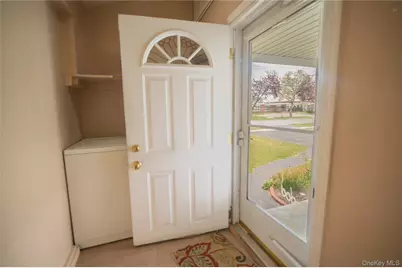 1084 Joselson Avenue, Bay Shore, NY 11706 - Photo 10