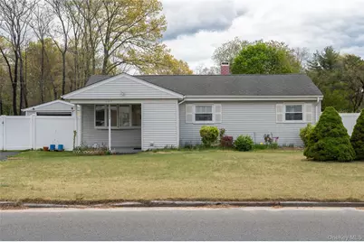 1084 Joselson Avenue, Bay Shore, NY 11706 - Photo 14