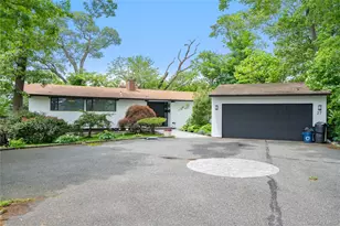 27 Parkway Dr, Roslyn Heights, NY 11577 - Photo 2