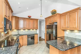 22 Leuce Pl, Glen Cove, NY 11542 - Photo 8