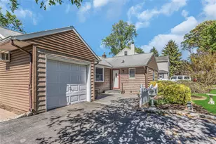 22 Leuce Pl, Glen Cove, NY 11542 - Photo 2