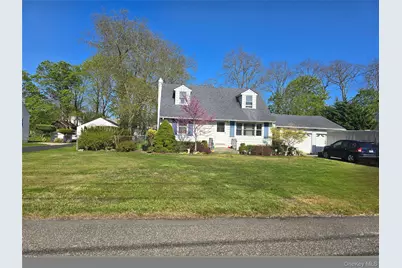 25 Newins Street, Center Moriches, NY 11934 - Photo 2