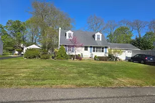 25 Newins St, Center Moriches, NY 11934 - Photo 2
