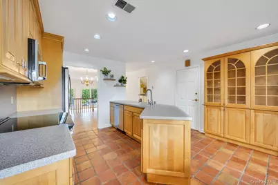 162 Southgate Circle, Massapequa Park, NY 11762 - Photo 4