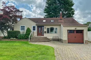 19 Stewart St, Plainview, NY 11803 - Photo 2