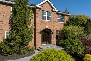 19 Hamilton Pl, Lake Grove, NY 11755 - Photo 2