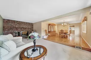 393 Coleridge St, Levittown, NY 11756 - Photo 8