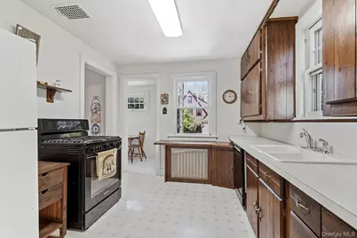24 Grandview Avenue, White Plains, NY 10605 - Photo 12