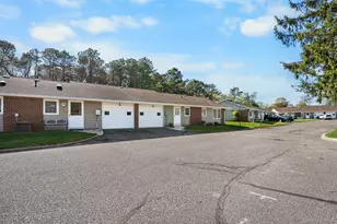 54 Aylesbury Ct, Ridge, NY 11961 - Photo 2
