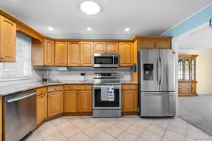 54 Aylesbury Ct, Ridge, NY 11961 - Photo 4