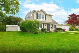 17 Ring Ln, Levittown, NY 11756 - Photo 2