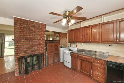 16 Springtime Lane E, Levittown, NY 11756 - Photo 6