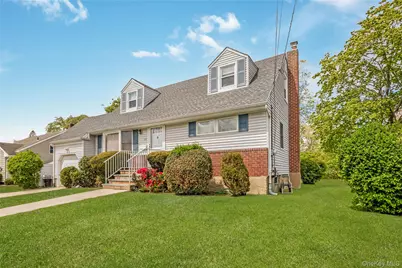 142 Elkton Lane, North Babylon, NY 11703 - Photo 2
