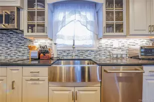 752 Kensington Ct, Westbury, NY 11590 - Photo 8